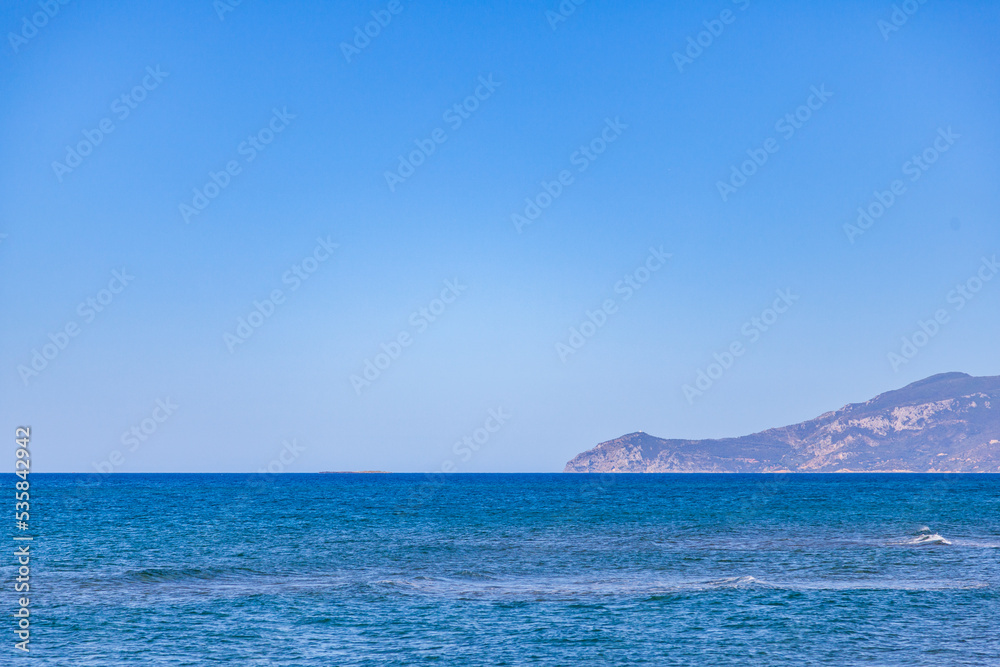 Veduta del Monte Argentario, durante una tersa giornata di sole. Mare blue calmo in Maremma. Veduta del Monte Argentario, durante una tersa giornata di sole. Mare blue calmo in Maremma.
