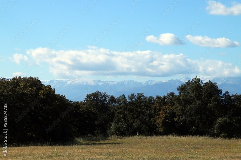 Valle natural del río Tietar y la Sierra de Gredos nevada al fondo. Fotografía tomada en primavera desde las cercanías de Talavera de la Reina en la provincia de Toledo, España. Valle natural del río Tietar y la Sierra de Gredos nevada al fondo. Fotografía tomada en primavera desde las cercanías de Talavera de la Reina en la provincia de Toledo, España.