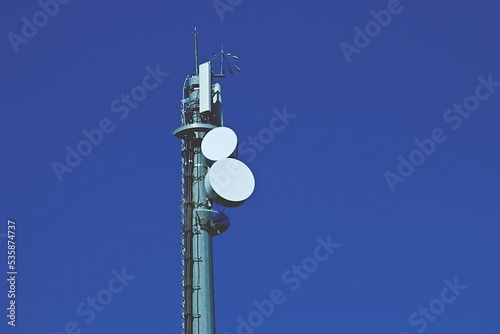 Antena repetidora de telefonía móvil con cielo despejado de fondo. Torre de telefonía móvil situada cerca de la autopista A5 en Toledo, España.