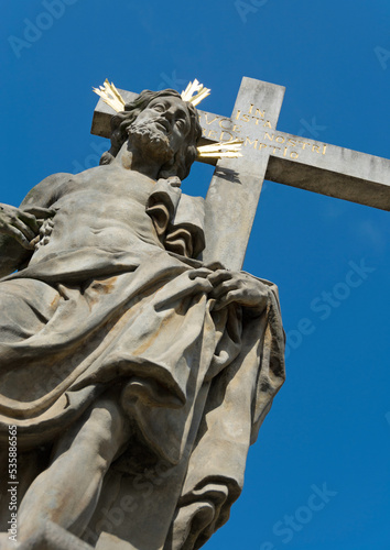 Jesus Statue trägt das Kreuz photo