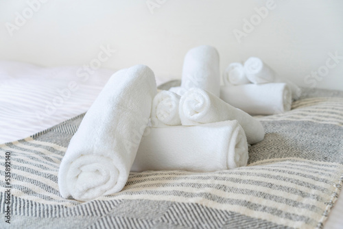 ベッドの上に置かれた白いタオル  © maru54