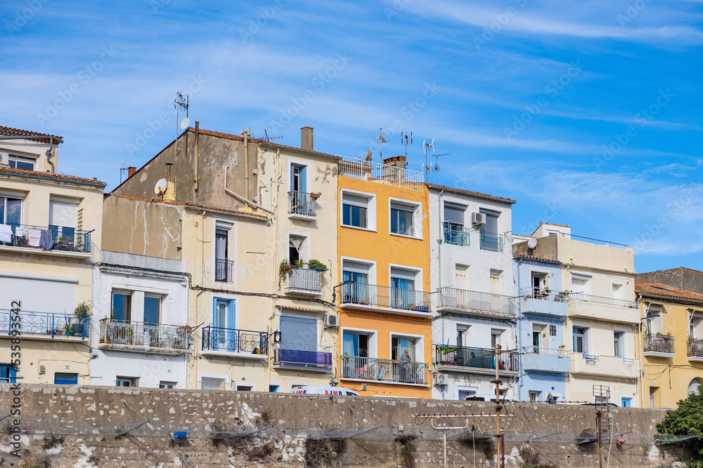 Façades colorées des maisons du Quartier Haut  de Sète