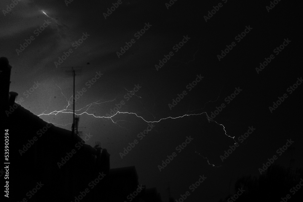 Blitz vor dramatischem Gewitterhimmel - obrazy, fototapety, plakaty 