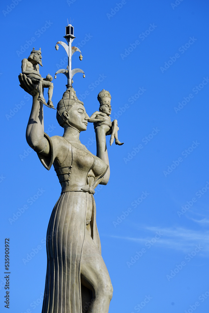 Imperia Statue in Profilansicht am Hafen von Konstanz, Bodensee