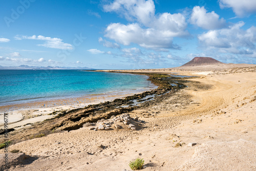 Playa en isla de la graciosa con mar azul y cielo azul playas deserticas en canarias photo