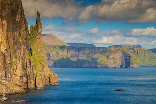 Obraz na płótnie Trøllkonufingur, which means the witch's finger or troll woman's finger, is a 313 m tall monolith on the south-east side of the village Sandavágur in Faroe Islands. w salonie