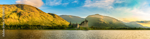 Tableau sur toile The ruins of Kilchurn castle on Loch Awe at sunset in Scotland
