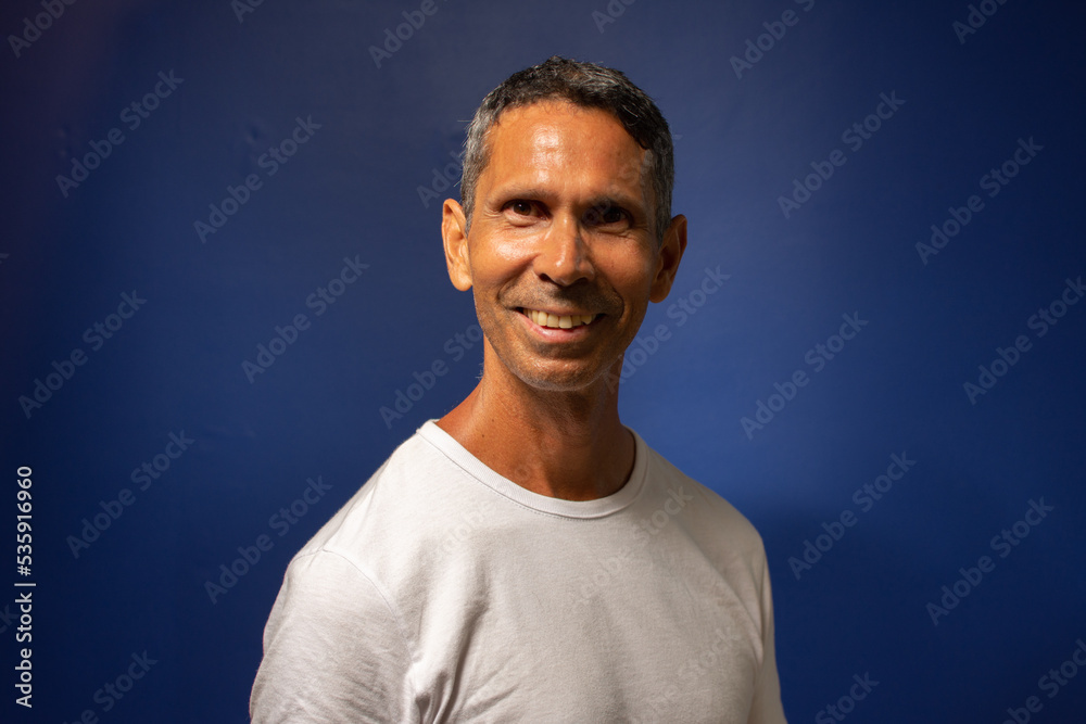 Retrato de um homem sorridente Retrato de um homem sorridente