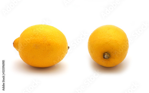 Citron jaune de face et de profil isolé sur fond blanc