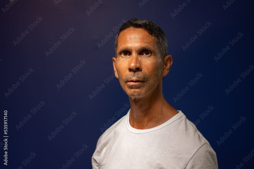 Retrato de um homem sorridente de camisetabranca Retrato de um homem sorridente de camisetabranca