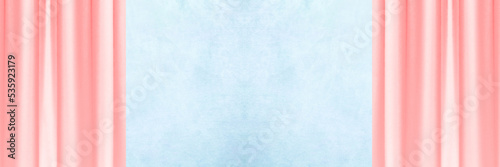 ピンクのカーテンのステージ