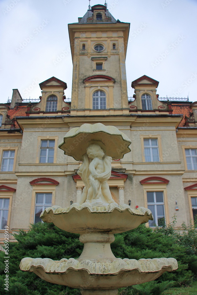 Neorenaissanceschloss von 1875 in Makowice bei Świdnica (Polen, Woiwodschaft Niederschlesien), erbaut nach dem Umbau des Herrenhauses im 17. Jahrhundert. Neorenaissanceschloss von 1875 in Makowice bei Świdnica (Polen, Woiwodschaft Niederschlesien), erbaut nach dem Umbau des Herrenhauses im 17. Jahrhundert.