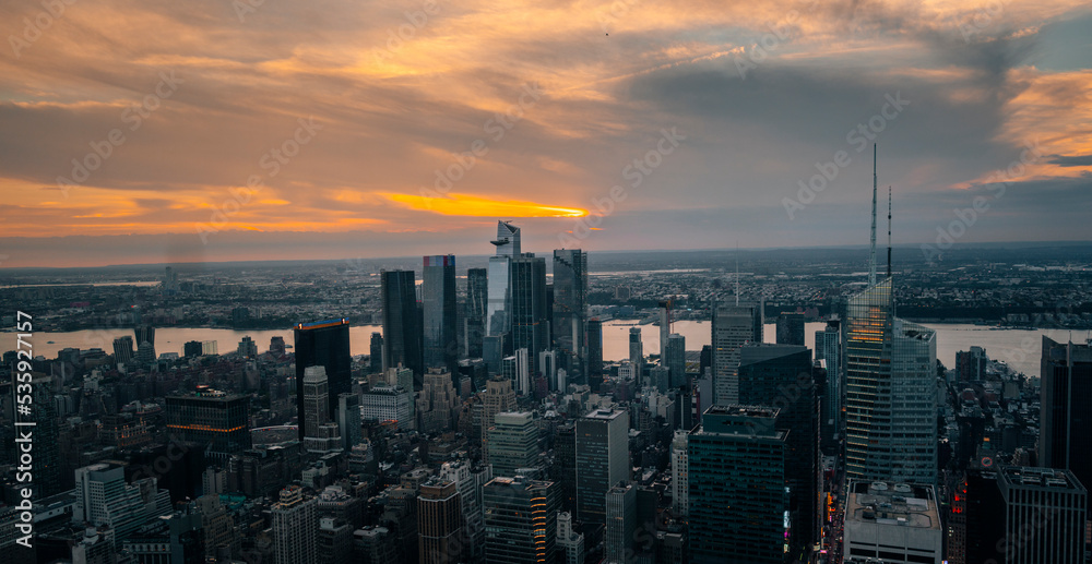 Obraz premium sunrise over the city panorama New York City