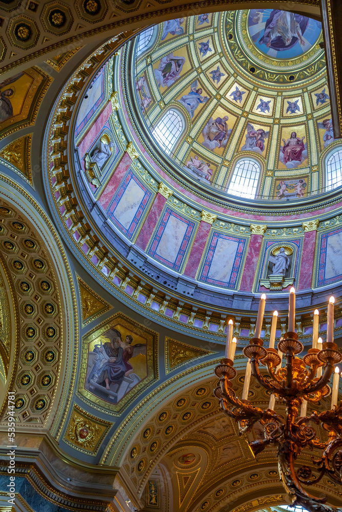 Obraz premium View of inside ornate St Stephens Basilica in Budapest, Hungary