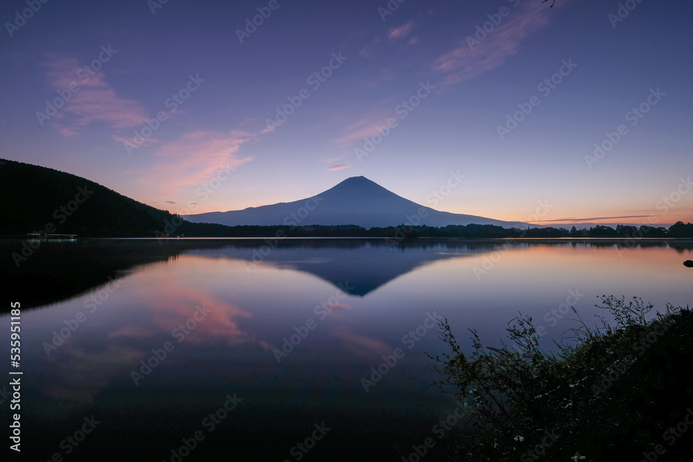 静岡県富士宮市の田貫湖と夜明け前の富士山