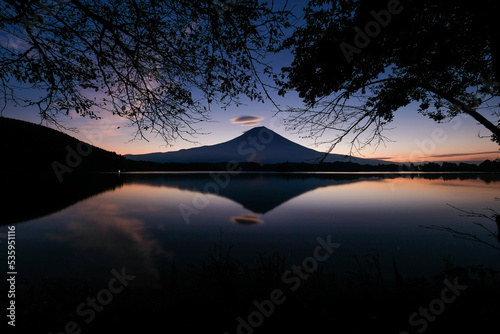 静岡県富士宮市の田貫湖と夜明け前の富士山 © Kazu8