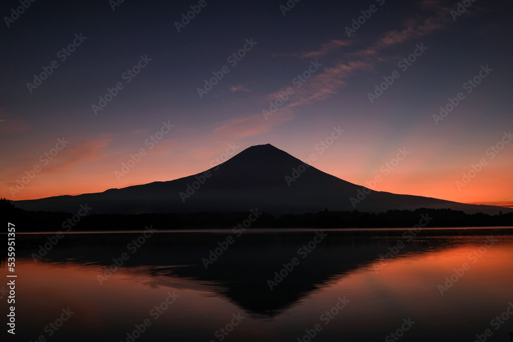 静岡県富士宮市の田貫湖と夜明け前の富士山