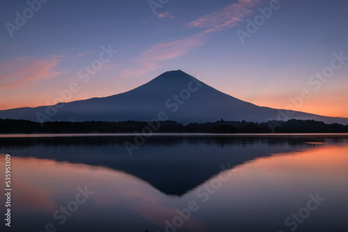 静岡県富士宮市の田貫湖と夜明け前の富士山