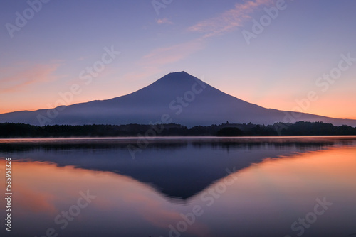 静岡県富士宮市の田貫湖と夜明け前の富士山