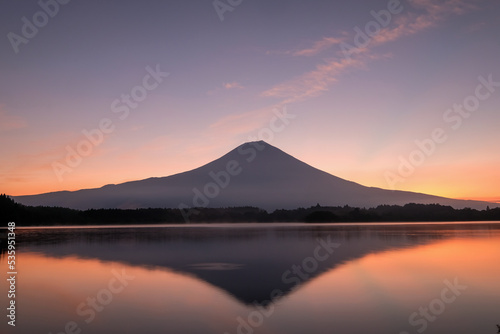 静岡県富士宮市の田貫湖と夜明け前の富士山