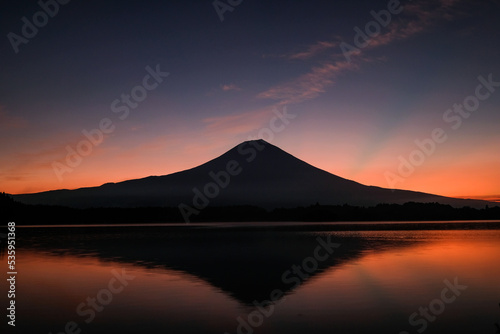 静岡県富士宮市の田貫湖と夜明け前の富士山