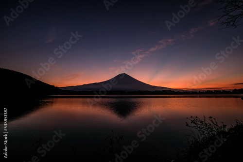 静岡県富士宮市の田貫湖と夜明け前の富士山