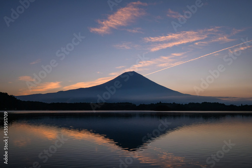 静岡県富士宮市田貫湖と早朝の雄大な富士山