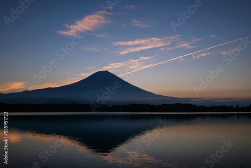 静岡県富士宮市田貫湖と早朝の雄大な富士山 © Kazu8