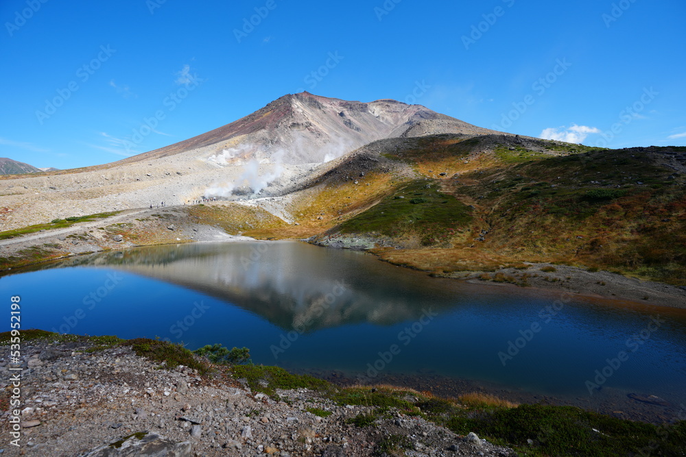 秋の旭岳と姿見の池