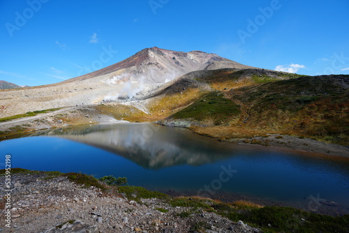 秋の旭岳と姿見の池