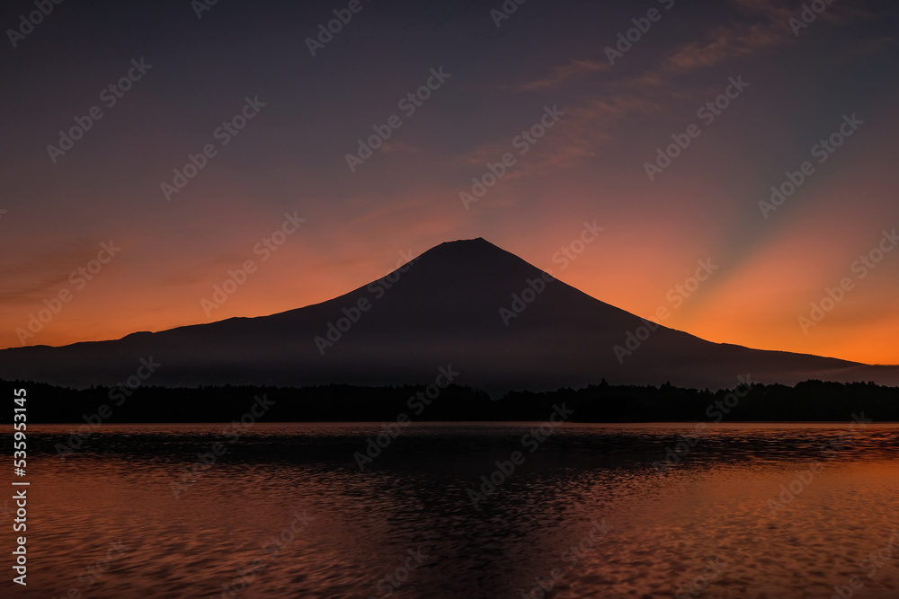 静岡県富士宮市の田貫湖と富士山と薄明光線 静岡県富士宮市の田貫湖と富士山と薄明光線
