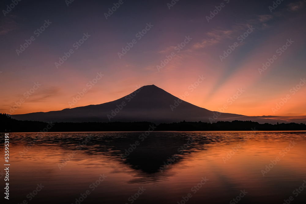 静岡県富士宮市の田貫湖と富士山と薄明光線