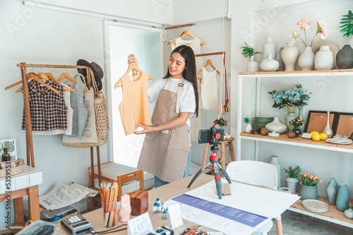 Small business owners are live streaming. Sell products to customers who come to see to buy and take orders. Check out the orders that customers order from online retailers - online shopping.