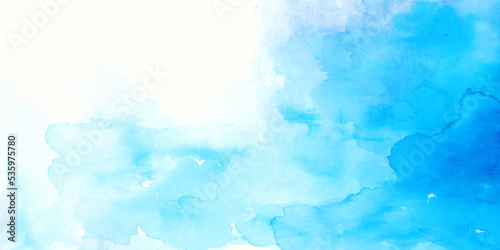 コピースペースのある爽やかな水色の水彩背景　背景イラスト　テクスチャ素材　アブストラクト © gelatin