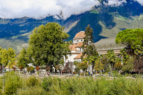 Meran, Kurhaus, Passer, Fluss, Passerpromenade, Kurpromenade, Altstadt, Vinschgau, Südtirol, Herbst, Herbstfarben, Herbstsonne, Italien photo