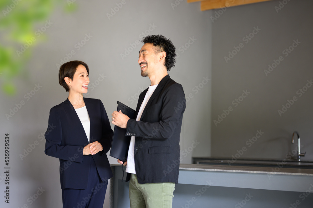 メインビジュアルにも!家の設計の相談をするビジネスマン メインビジュアルにも!家の設計の相談をするビジネスマン