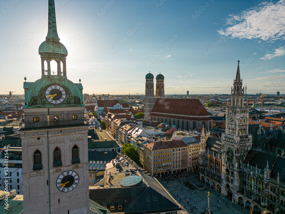 Fototapeta premium Munich skyline with Marienplatz town hall