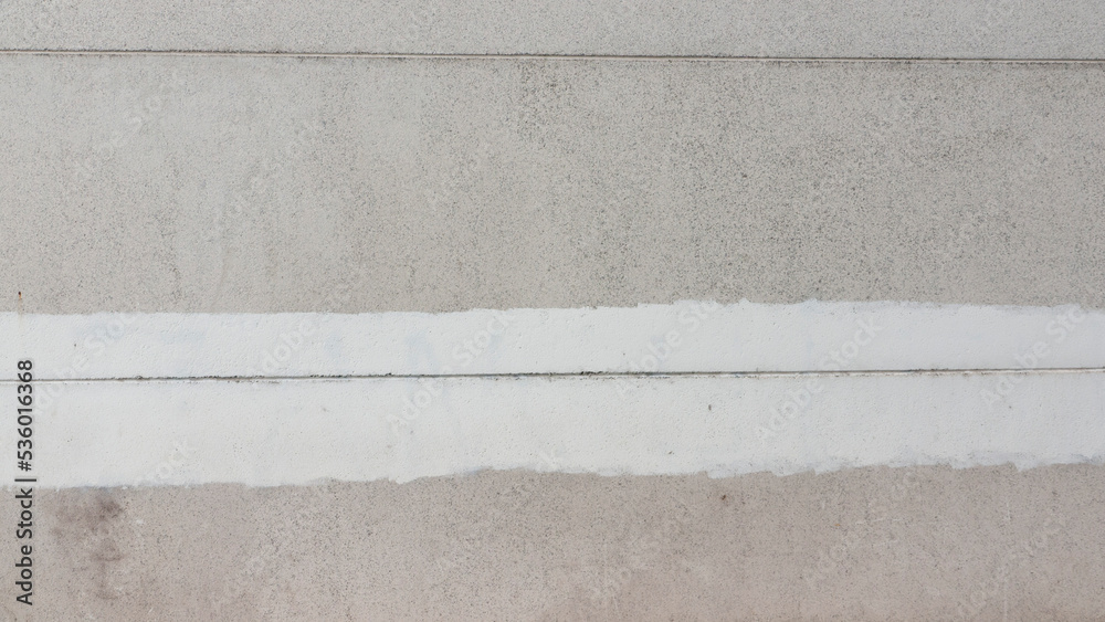 Muro de hormigón de nave industrial con pintura blanca