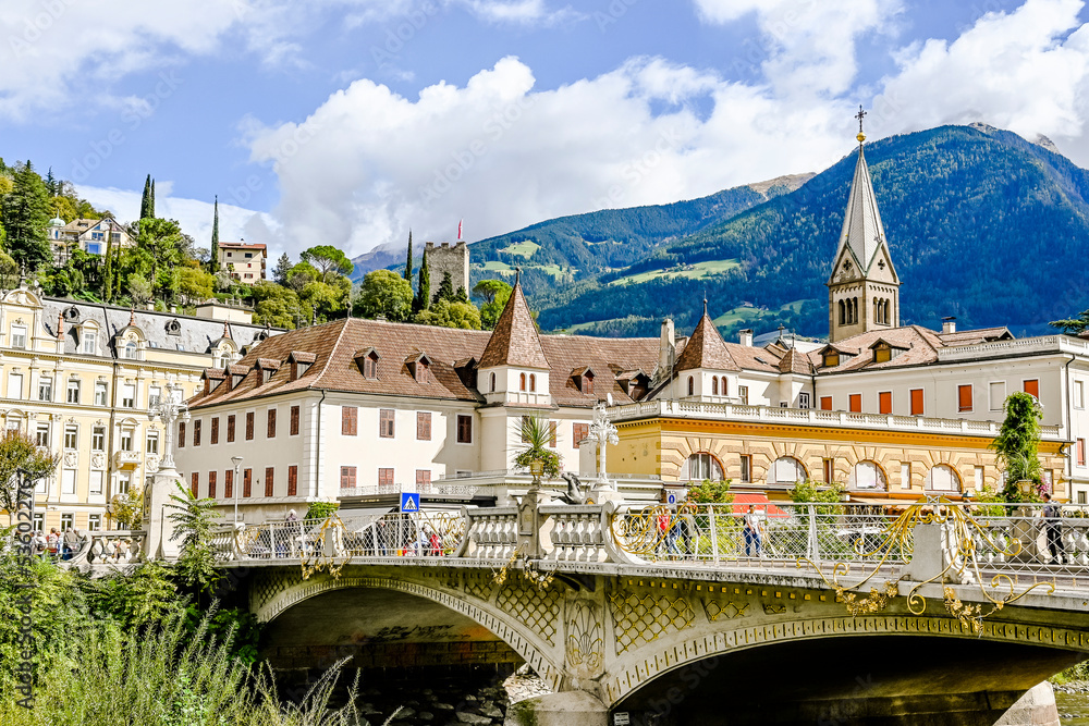 Fototapeta premium Meran, Kurhaus, Passer, Fluss, Passerpromenade, Kurpromenade, Kirche, Altstadt, Vinschgau, Südtirol, Sommer, Herbst, Herbstsonne, Italien