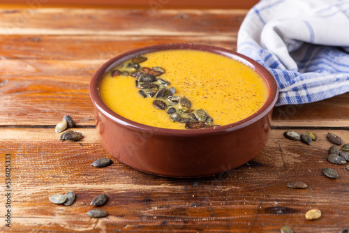 фотографія Cream of pumpkin and carrots with toasted pumpkin seeds