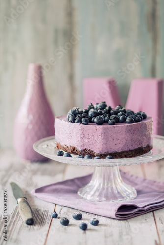 Eistorte mit Blaubeeren, Frischkäse und Brownie-Boden