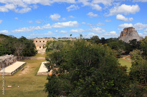 Ancient ruins, walls, and Pyramid of the Magician, a historical Archeological site in Uxmal, near Mérida. Mayan city ruins, representative of the Puuc architectural style, in Yucatán Peninsula, Mexico © Daniel
