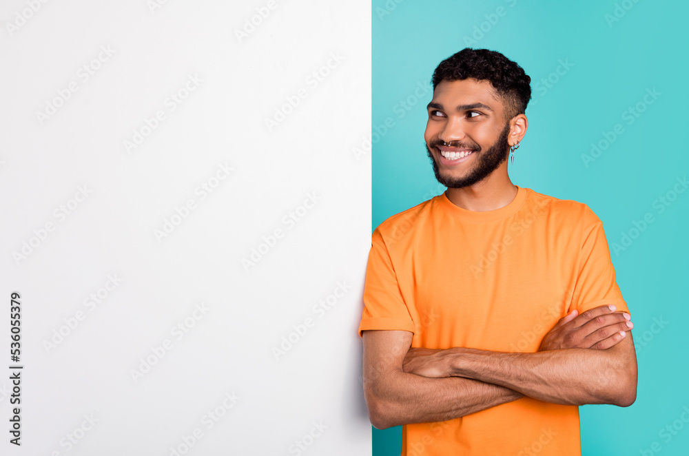 Ταπετσαρία Portrait of cheerful person folded arms toothy smile look interested empty space