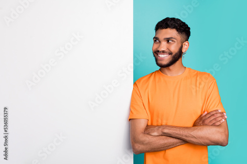 Fotografia Portrait of cheerful person folded arms toothy smile look interested empty space