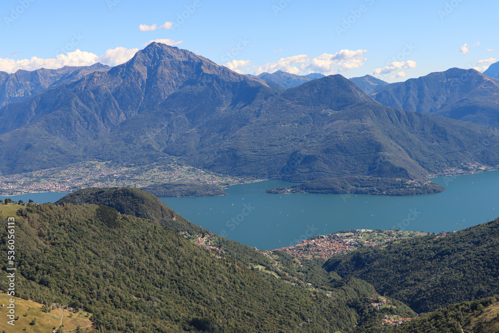 Wunderschöne Alpenlandschaft; Blick von Piaghedo hinunter nach Gravedona und über den Comer See zum Monte Legnone (2609m)