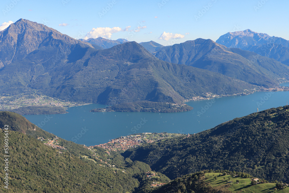Zauberhafter Comer See; Blick von Piaghedo hinunter auf Gravedona, den See und die gegenüberliegenden Bergamasker Alpen mit Monte Legnone und Grigna-Massiv