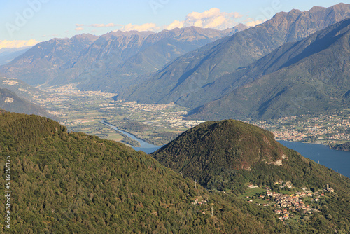 Blick von Piaghedo ins breite Veltlinstal hinauf nach Nordosten