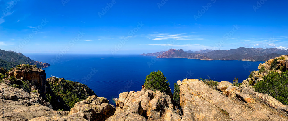 Φωτογραφία View of sea, trees and mountains from the rocks in Piana, Calanques de Piana, Corsica island