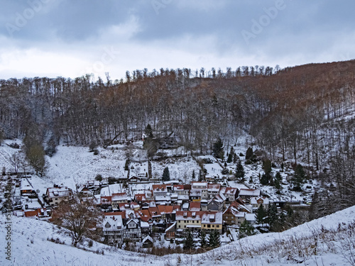 Blick auf die Stadt Stolberg im Harz bei Schnee im Winter, Deutschland