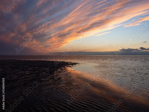 Sonnenuntergang im Nieders  chsischen Wattenmeer vor Dorum-Neufeld bei Ebbe  Deutschland